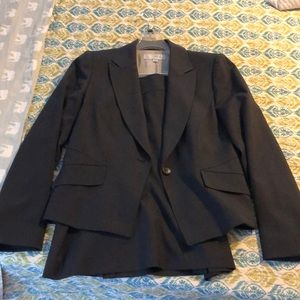 Tahari skirt suit 2 piece in dark gray